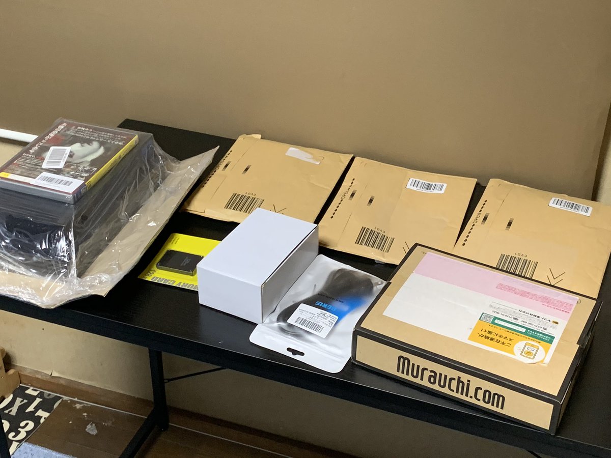 rimigames1's tweet photo. みんなー!!おはよ!!
昨日、届いた機材などを
ちょちょいと開封します!
ゲーム実況で最重要と言われる
キャプチャーボードです!!
elgano HD 60Sってやつです
#キャプチャーボード #ゲーム実況
#elgano https://t.co/RyxTxLoHoV