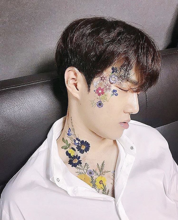 petitejunmyeon's tweet photo. When the director said that he wanted Chungha to have flowers on her face this is what I thought 🥺 https://t.co/xslYTShYq4