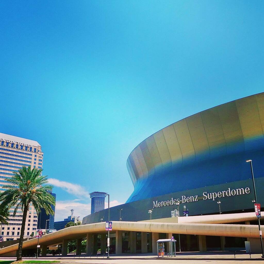 nosmh's tweet photo. A clear, sunny and hot day in downtown New Orleans. The @mbsuperdome being watched over by the Benson Building.
#nola #neworleans #saints #superdome #itsyournola #followyournola #onetimeinnola #onlynola #cityofyes #bigeasy #nolaphotoguild #gonola #knowโฆ https://t.co/SieriEyneG https://t.co/jeVXptdacW
