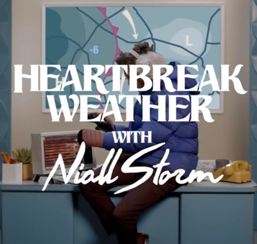 palanttt's tweet photo. hablemos de que niall horan promociono heartbreak weather creando la tematida de un programa de noticias donde él es el presentador y nombra todas las canciones del disco, aparte de crear videos con situaciónes diferentes que relacionan el clima con el título de cada canción https://t.co/bI13FRLBuA