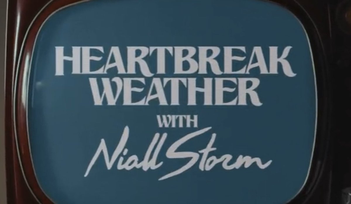 palanttt's tweet photo. hablemos de que niall horan promociono heartbreak weather creando la tematida de un programa de noticias donde él es el presentador y nombra todas las canciones del disco, aparte de crear videos con situaciónes diferentes que relacionan el clima con el título de cada canción https://t.co/bI13FRLBuA