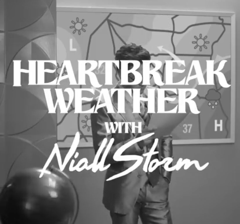 palanttt's tweet photo. hablemos de que niall horan promociono heartbreak weather creando la tematida de un programa de noticias donde él es el presentador y nombra todas las canciones del disco, aparte de crear videos con situaciónes diferentes que relacionan el clima con el título de cada canción https://t.co/bI13FRLBuA