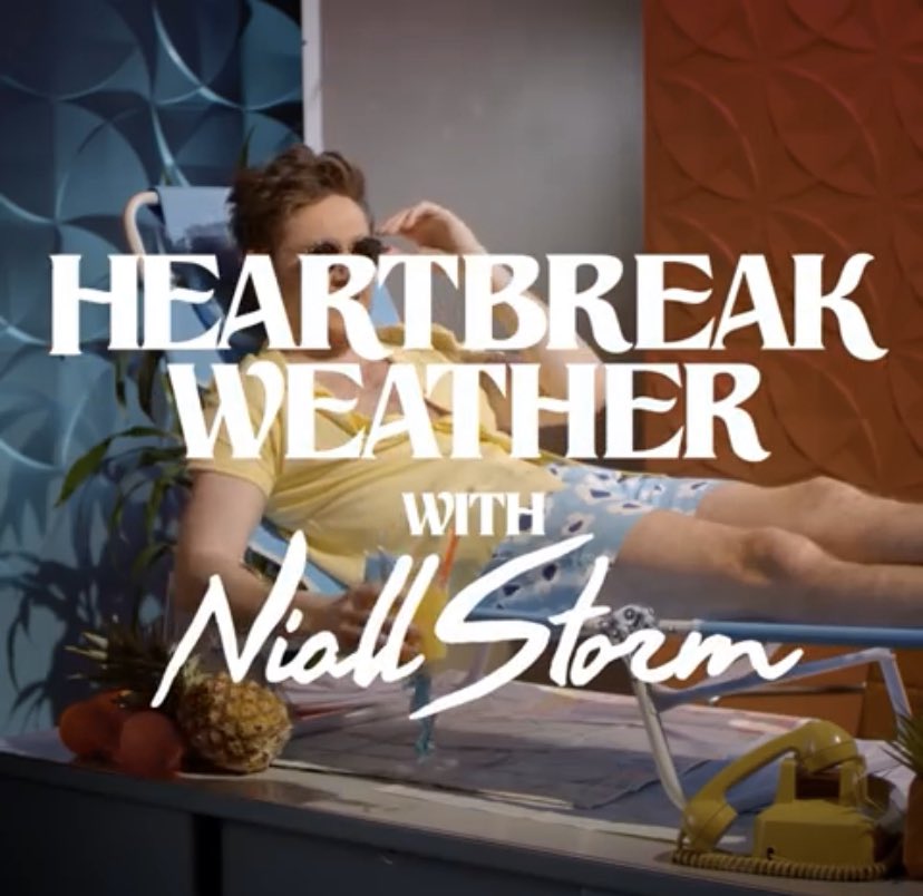 palanttt's tweet photo. hablemos de que niall horan promociono heartbreak weather creando la tematida de un programa de noticias donde él es el presentador y nombra todas las canciones del disco, aparte de crear videos con situaciónes diferentes que relacionan el clima con el título de cada canción https://t.co/bI13FRLBuA