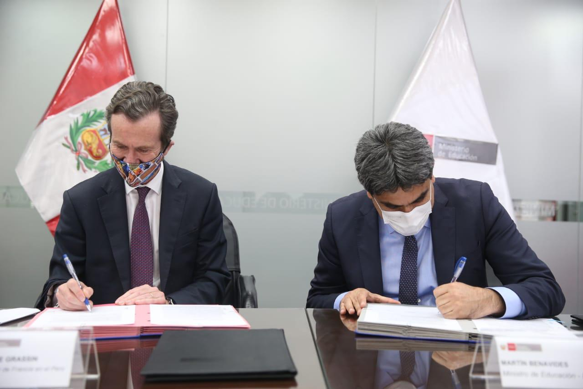 MineduPeru's tweet photo. #NOTADEPRENSA Para que nuestros estudiantes de los colegios de alto rendimiento (COAR) aprendan el idioma francés, el ministro de Educación, Martín Benavides, y el embajador de Francia en Perú (@FrancePerou), Antoine Grassin, suscribieron un convenio interinstitucional. https://t.co/ZDxKRZtJ6n