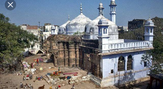 Banyak sekali netizen radikal Hindu dari India kirim foto ini seakan2 ini foto Masjid Babri, itu hoax.Ini gambar Mesjid Gyanvapi di Varanasi, memang jelas dibangun dari kuil di jaman Mughal juga. Partai BJP mau merebut semua masjid spt ini.