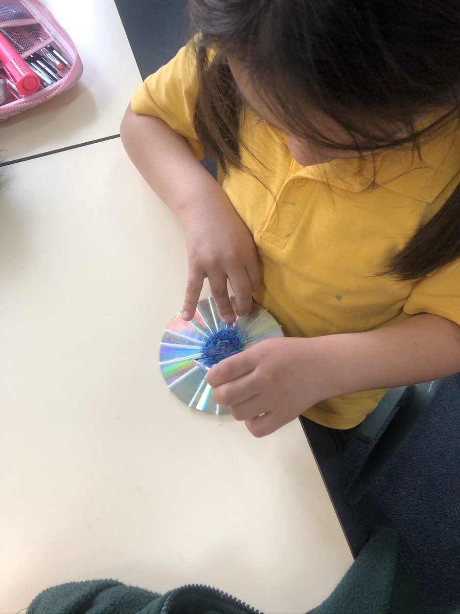 MissEdworthy's tweet photo. Weaving our way to a fabulous art work. It wasn’t easy, but we didn’t give up! Go team 2T! @FairWestPS @Genelle029 https://t.co/mWpfOU4OpG