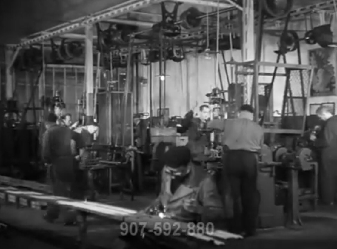 PontMax3's tweet image. Nada que celebrar! Desaparece una industria centenaria: Ford, Ford Motor Ibérica, Motor Ibérica, Nissan Motor Ibérica, con el trabajo, dedicación y sufrimiento de miles de trabajadores que nos han precedido. En lucha por la reindustrialización! ✊✊✊

youtu.be/TSa8sMybHXI