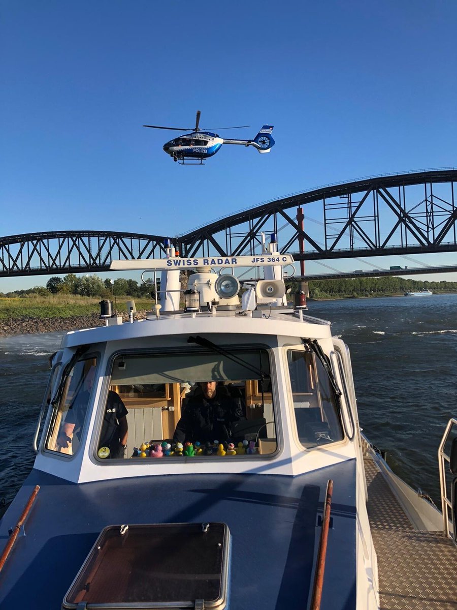 polizei_nrw_du's tweet photo. Sommerhoch #Detlev beschert uns in den nächsten Tagen viel 🌞🌡. 🏊 weichen zurzeit oft auf den #Rhein aus. Immer wieder muss die #Wasserschutzpolizei den Fluss nach Badegästen absuchen. Mehr Infos: https://t.co/gcAkiomxtX
#PolizeiNRW #Duisburg https://t.co/9gnTYNKtW1