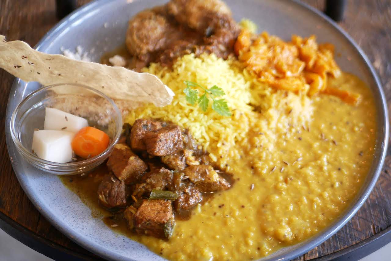 ソロメシ 公式 谷中の入口 よみせ通りにあるスリランカ料理の専門店 アユボワン チキンとポークのカレーにライス 全部混ぜてパパドを割りかけて食べるのが本場の味 手で食べるのがスリランカ流ですが スプーンもあります ソロメシ メシテロ ソロメシ 公式 谷中の入口 よみせ通りにあるスリランカ料理の専門店 アユボワン チキンとポークのカレーにライス 全部混ぜてパパドを割りかけて食べるのが本場の味 手で食べるのがスリランカ流ですが スプーンもあります ソロメシ メシテロ