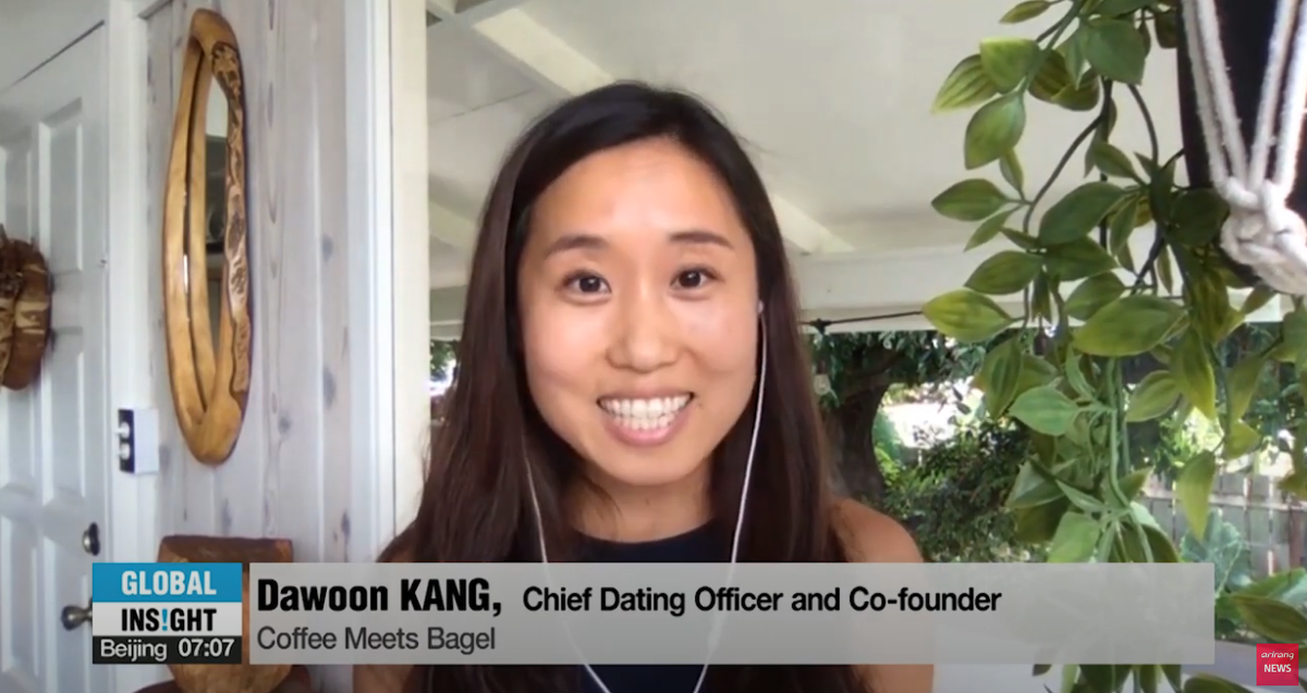NewsArirang's tweet photo. #Love goes online during #COVID19. @dawoonkang Chief Dating Officer & Co-founder of @coffeembagel, Corporate language trainer Sharon Yoo & Sungshin Women's Univ. Psychology Prof @dralysuh talk about how virtual dates can outlast. https://t.co/YCMVXjfBBI #romance #futuredating https://t.co/esxN1bLeP2