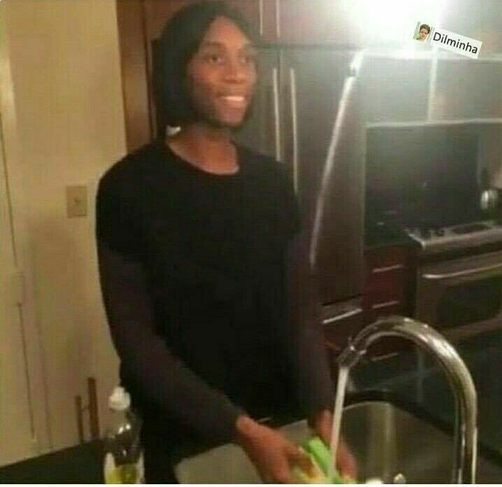 Lara11227272's tweet photo. Eu fingindo que amo lavar louça na casa da minha sogra https://t.co/TrpOzH2bjO