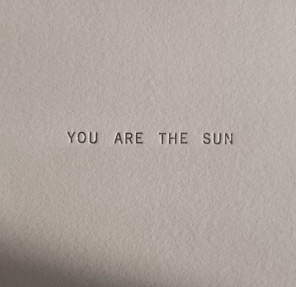 • bng chn; ra •god of the midday sun. he has so many faces, some are:amon-ra, the creation;atum-ra, primordial god and father of all deities;ra-horakhty, the sun of horizons;khepri e khnum, rising sun and e setting sun;and raet, the feminine aspects of the sun.