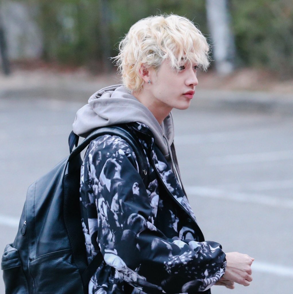 • bng chn; ra •god of the midday sun. he has so many faces, some are:amon-ra, the creation;atum-ra, primordial god and father of all deities;ra-horakhty, the sun of horizons;khepri e khnum, rising sun and e setting sun;and raet, the feminine aspects of the sun.