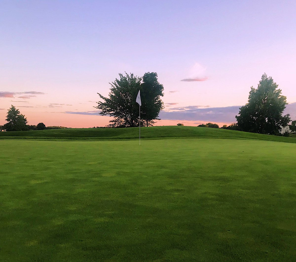 edcolemangolf's tweet photo. Managed to quietly stroll four  holes before sunset. Truthfully, all I needed to get my head right. Strange days. #golf #vt #vncc #sbvt https://t.co/IK1So5T9Gc