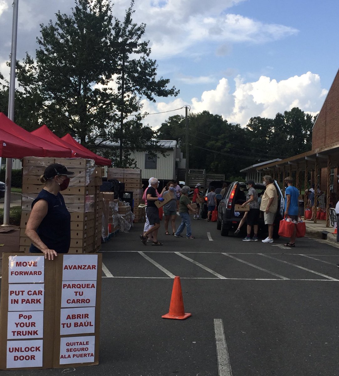 pastorkyle2011's tweet photo. People helping people! Thank you @pinevilleneigh and @SecondHarvestFB for answering the cries of the hungry. #howwelivematters https://t.co/etOFZAjYzC