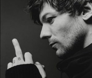 Louis Tomlinson sticking up the middle finger—a thread