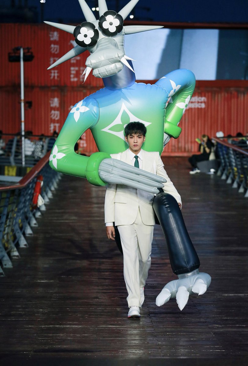 GQThailand's tweet photo. #GQStyle #LouisVuitton จัดเต็มสไตล์แบบฟุ้งฝันในคอลเล็กชั่นฤดูใบไม้ผลิ/ฤดูร้อน 2021 โดยดึงเอาคาแร็กเตอร์อนิเมชั่นที่เพิ่งเปิดตัวใหม่ #Zoooomwithfriends มาเป็นแรงบันดาลใจ ผสานกับโครงเสื้อในแบบ 80's - 90's
.
#KrisWuxLouisVuitton @LouisVuitton 
#LVMenSS21 #KrisWu 
#GQThailand https://t.co/EqAJJLwKGm