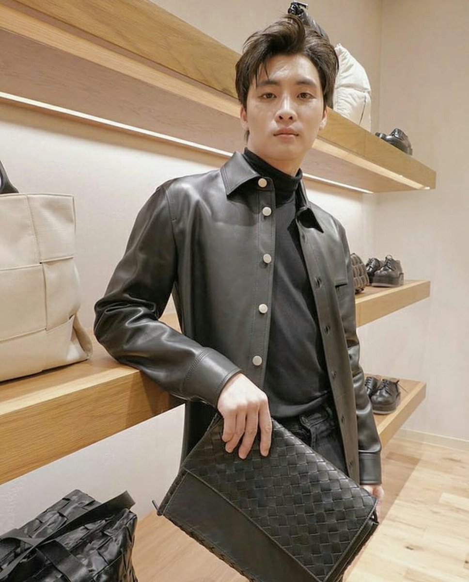 monie_an's tweet photo. Mean ig 200807
Nice 💙✌!
#MeanPhiravich
#prefall2020
#voguethailand 
#BottegaVeneta https://t.co/QnWeE19eno