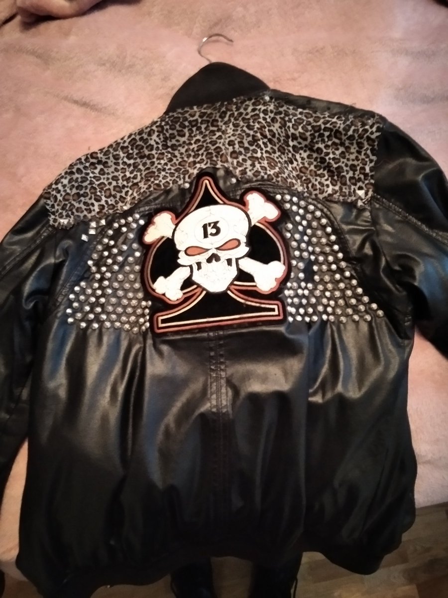 RoomVenom's tweet photo. Precios variables y diseños personalizados. Más consultas por me. #customizate #punkrock #customization https://t.co/4vnKVu2Gh5