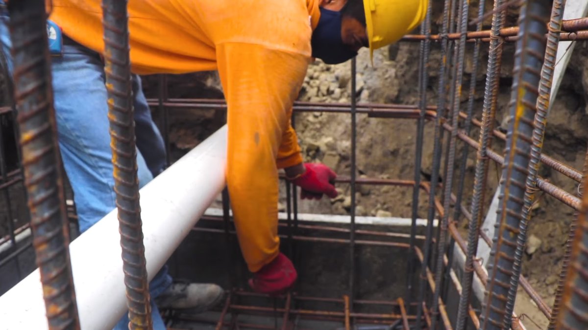 UGPManta's tweet photo. Una vez realizado el cruce de tubería en la #Avenida8 y #Avenida24DeMayo, así como también la construcción de una cámara de hormigón armado para la instalación de válvulas de control hidráulico del nuevo sistema de agua potable de este sector, se procedió a realizar la reposición https://t.co/ASBmEqZMa1