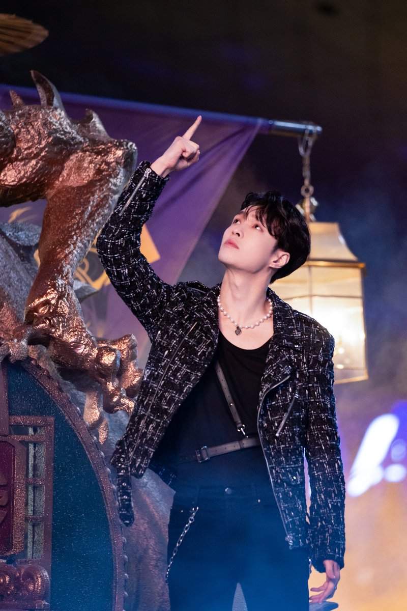 lay_studio's tweet photo. Hi everyone! If you didn’t already know @layzhang is participating in show called Street Dance of China 3! It is all about dancing. You can watch Lay battle and train a new generation of dancers! EP1 Link below! #SDC3 #DancerLayZhang

EPISODE 1 ➡️ https://t.co/LKhTIIAxv8 https://t.co/Hs42lwzpqR