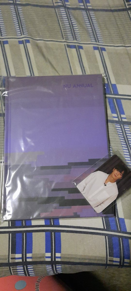 electrobanditph's tweet photo. 11) #NUEST #뉴이스트 NU'annual AR photocards and Photobook 

💸: 1,700 php
*will include freebies ❤ https://t.co/w3y9KGZJSO
