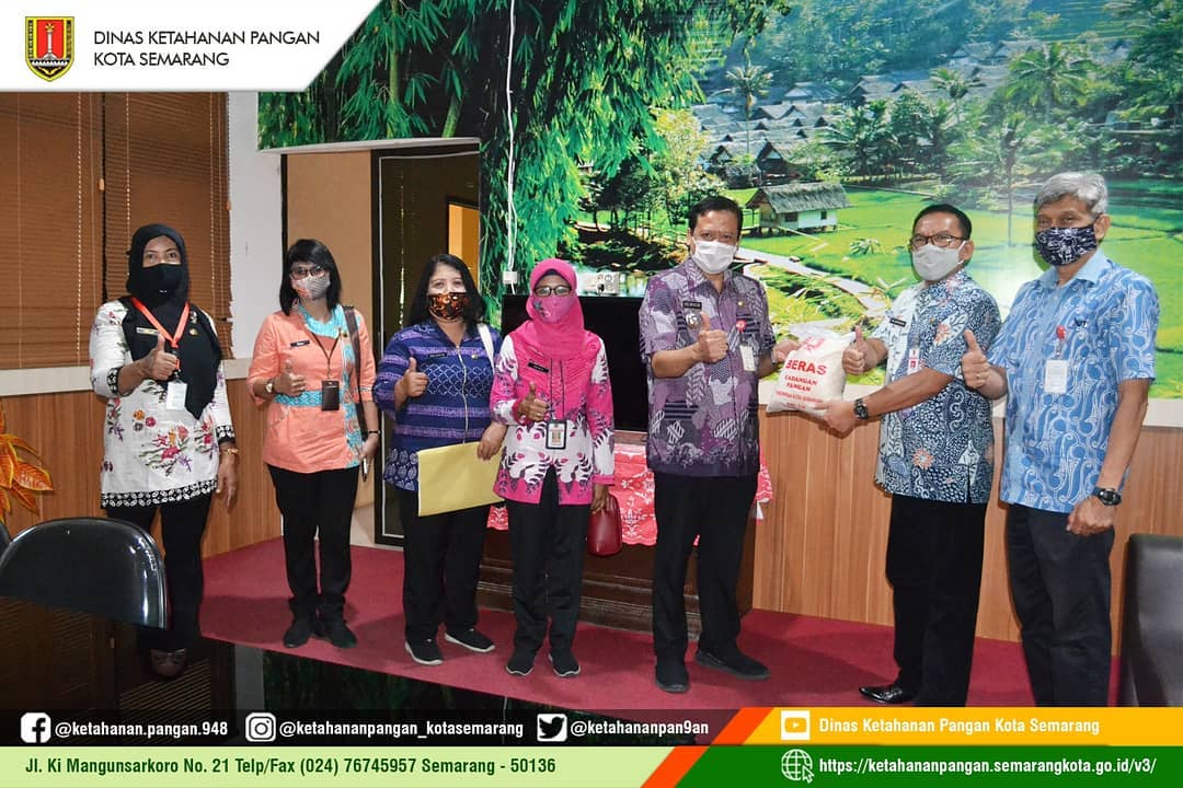 ketahananpan9an's tweet photo. Kepala Dinas Ketahanan Pangan Kota Semarang beserta jajaranya menyerahkan bantuan beras dari Bapak Walikota Semarang @hendrarprihadi kepada warga yang terdampak Covid 19 di @Kec_Gayamsari 
.
CC @PemkotSmg 

#ketahananpangan #pemkotsemarang #beras #pangan #bahanpangan #panganpokok https://t.co/oJuCw71U3c
