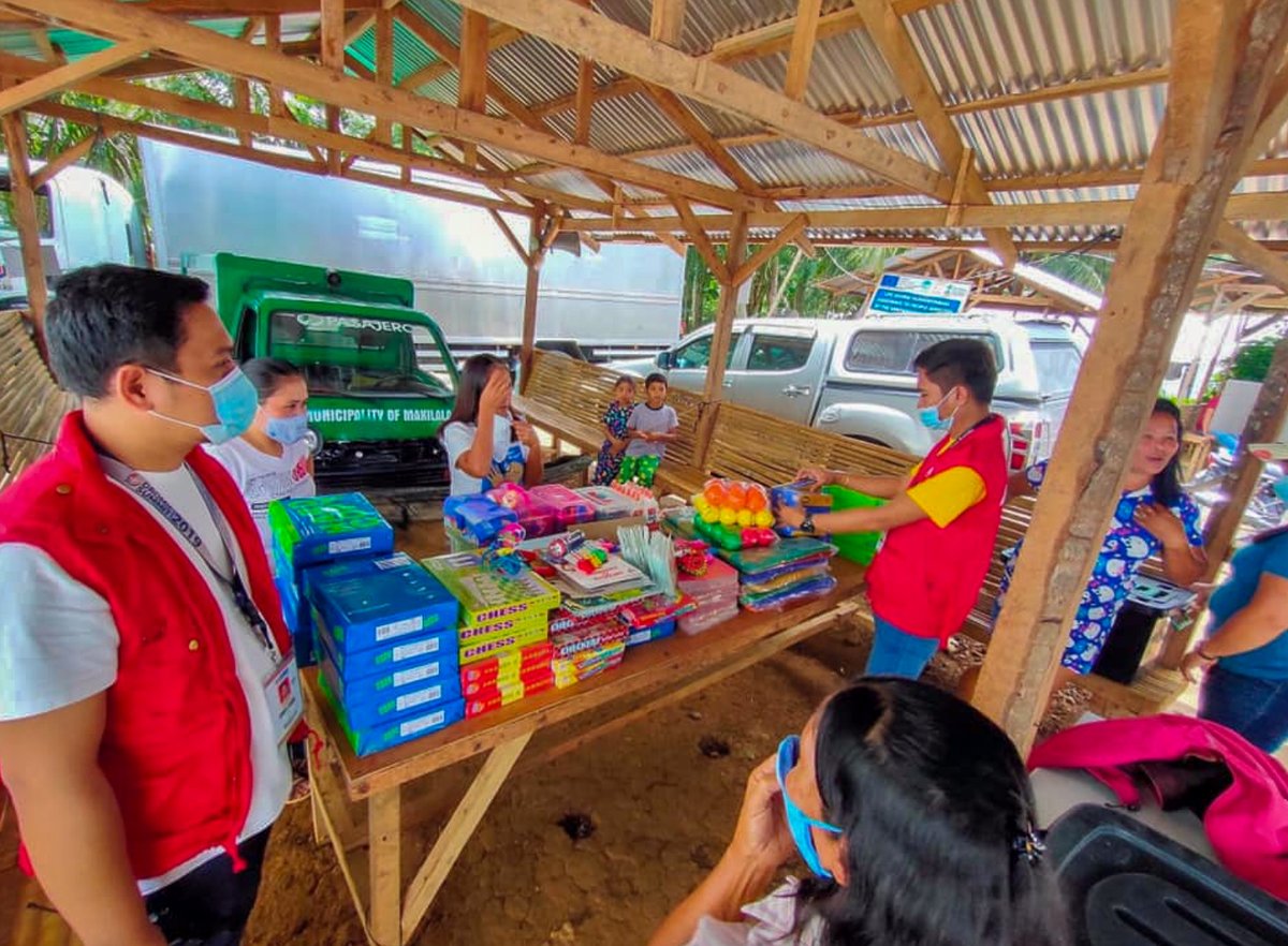 DSWDXIISOX's tweet photo. LOOK: DSWD FO XII turned over on Thursday, August 6, 2020 Children and Women Friendly Space Kits for hundreds of families affected by last year’s series of earthquakes still staying at evacuation centers in Makilala, North Cotabato. (Kim Koli Jagonod / DSWD) 
@dswdserves https://t.co/TviKH2gntJ