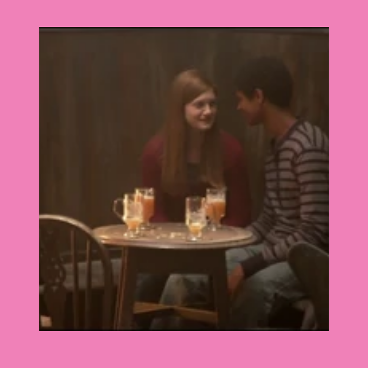 theburnbookpod's tweet photo. Sin embargo, en los libros Ginny no vive detrás de Harry y tiene varios novios antes de establecer una relación con el joven mago. 

En el #LaOrdenDelFenix comienza a salir con #MichaelCorner y luego en el libro 6 con #DeanThomas. https://t.co/UsPntPAElE
