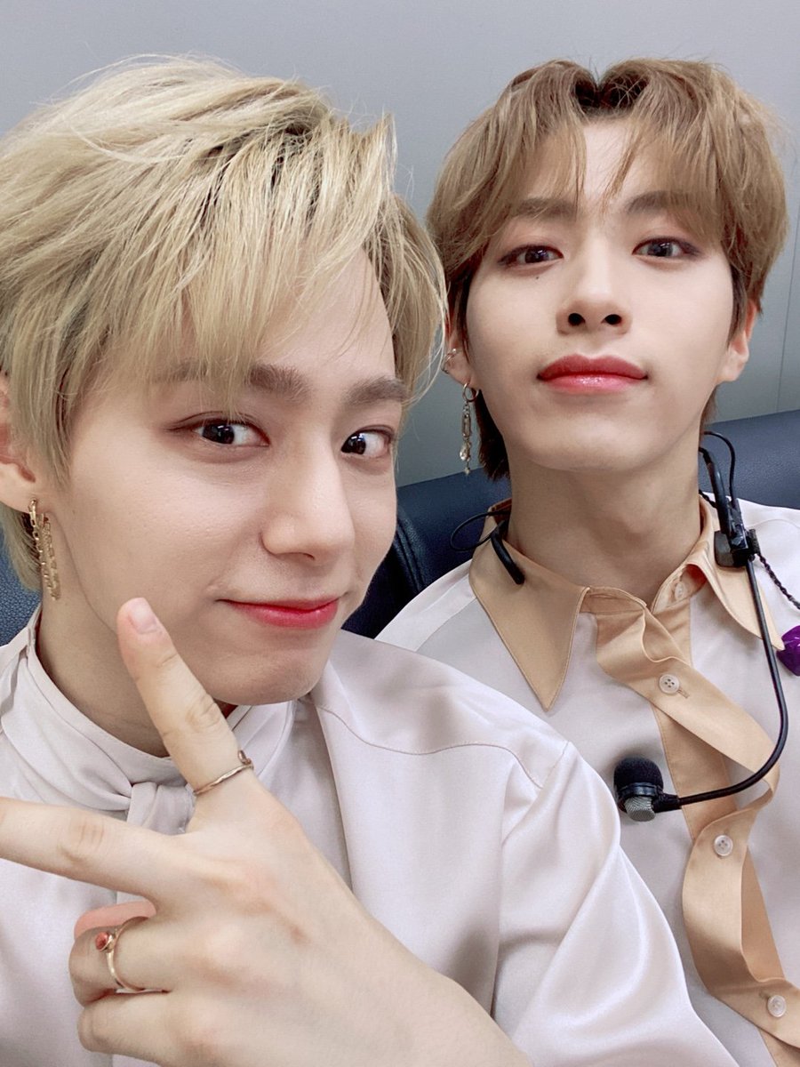 official_ONEUS's tweet photo. [#환웅]
달님들 모두 시온한 하루 보내면서
환웅 생각 많이 해주세요~💙 https://t.co/F0lHzxm7Y2