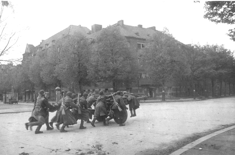 Tank_Archives's tweet photo. The barrel of the ZIS-3 was balanced to make it easier to aim, but this meant that the gun was not balanced for pushing around. The easiest way to solve this was by having one of the crew hang off the barrel during travel, as pictured here. #artillery #history #ww2 https://t.co/qmxcTg4I57