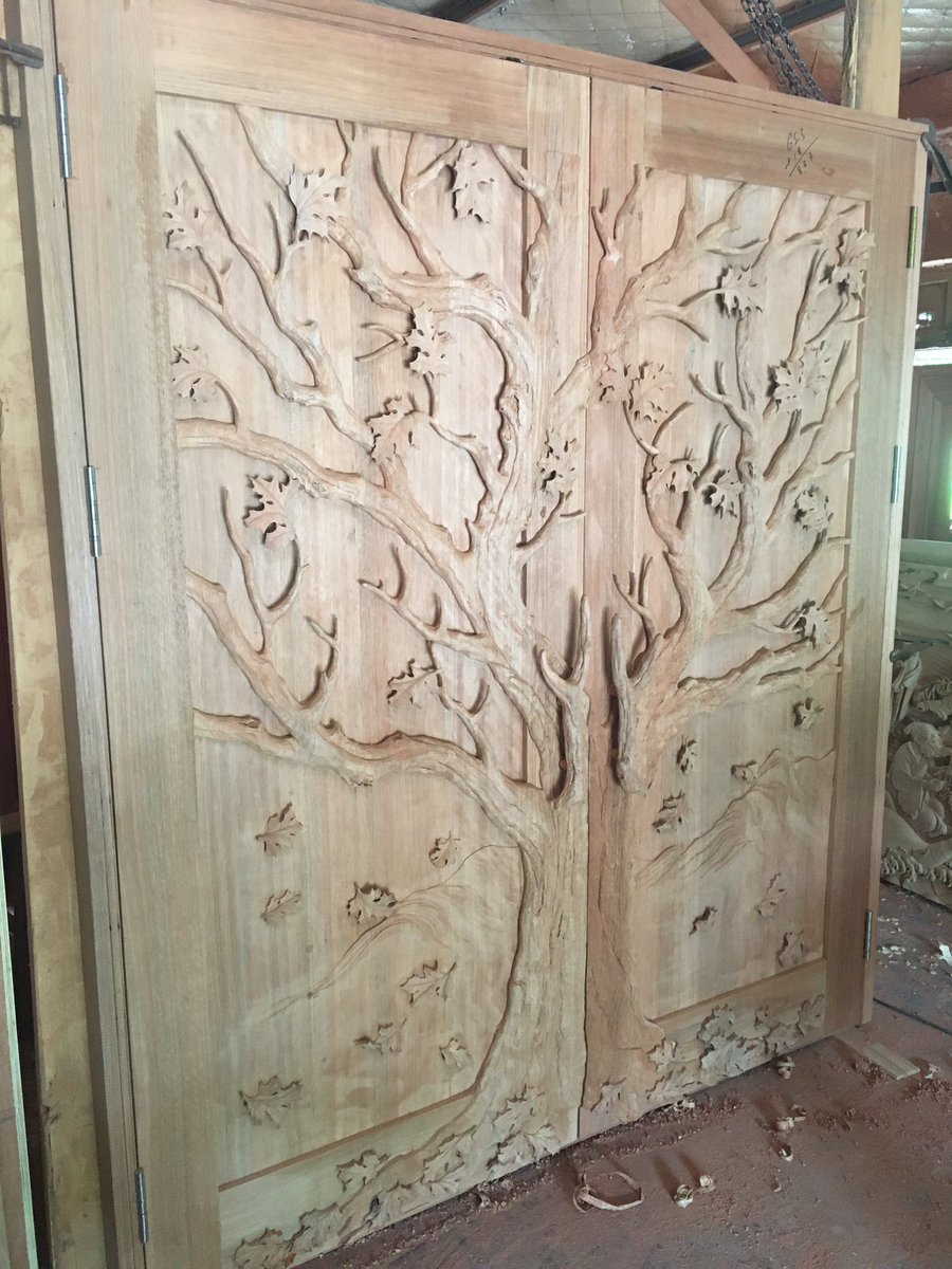 Roy_Lou_XM's tweet photo. Autumn Tree Leaves Falling Door #prehung #woodcarvingdoors #handcarveddoors #handcarving #woodcarving #sculptures #木の彫刻 https://t.co/bof93cOkEj