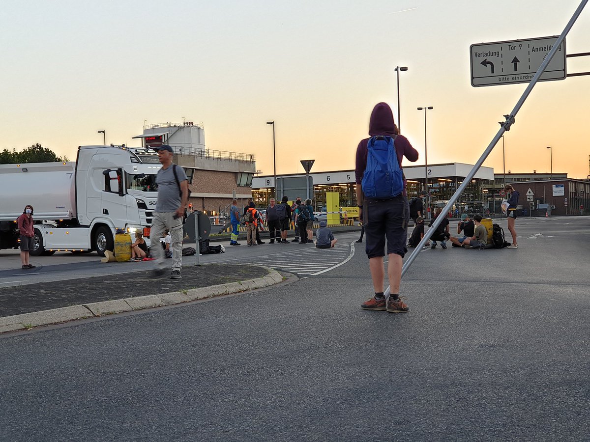 froehlich_mia's tweet image. In #Köln vor der #RheinlandRaffinarie Süd stehen 2 Tripods. Die Einfahrt ist blockiert.
Support erwünscht!
Kommt vorbei! ❤️🖤💃
#besetzen