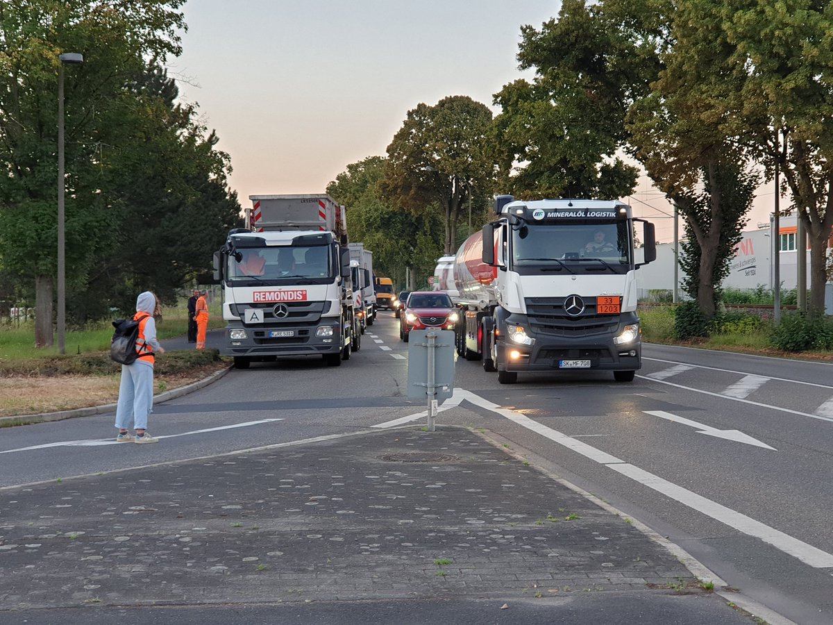froehlich_mia's tweet image. In #Köln vor der #RheinlandRaffinarie Süd stehen 2 Tripods. Die Einfahrt ist blockiert.
Support erwünscht!
Kommt vorbei! ❤️🖤💃
#besetzen