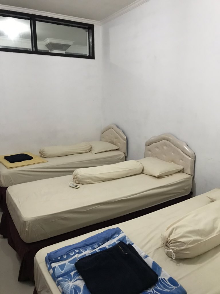 Jadi setelah sampai disini, ternyata tempatnya so far so good. Layak lah buat ditinggalin. Asalkan ada AC pasti bisa lah tidur (pada dasarnya emang tukang tidur). Dan udah dpt handuk sama alat mandi lengkap
