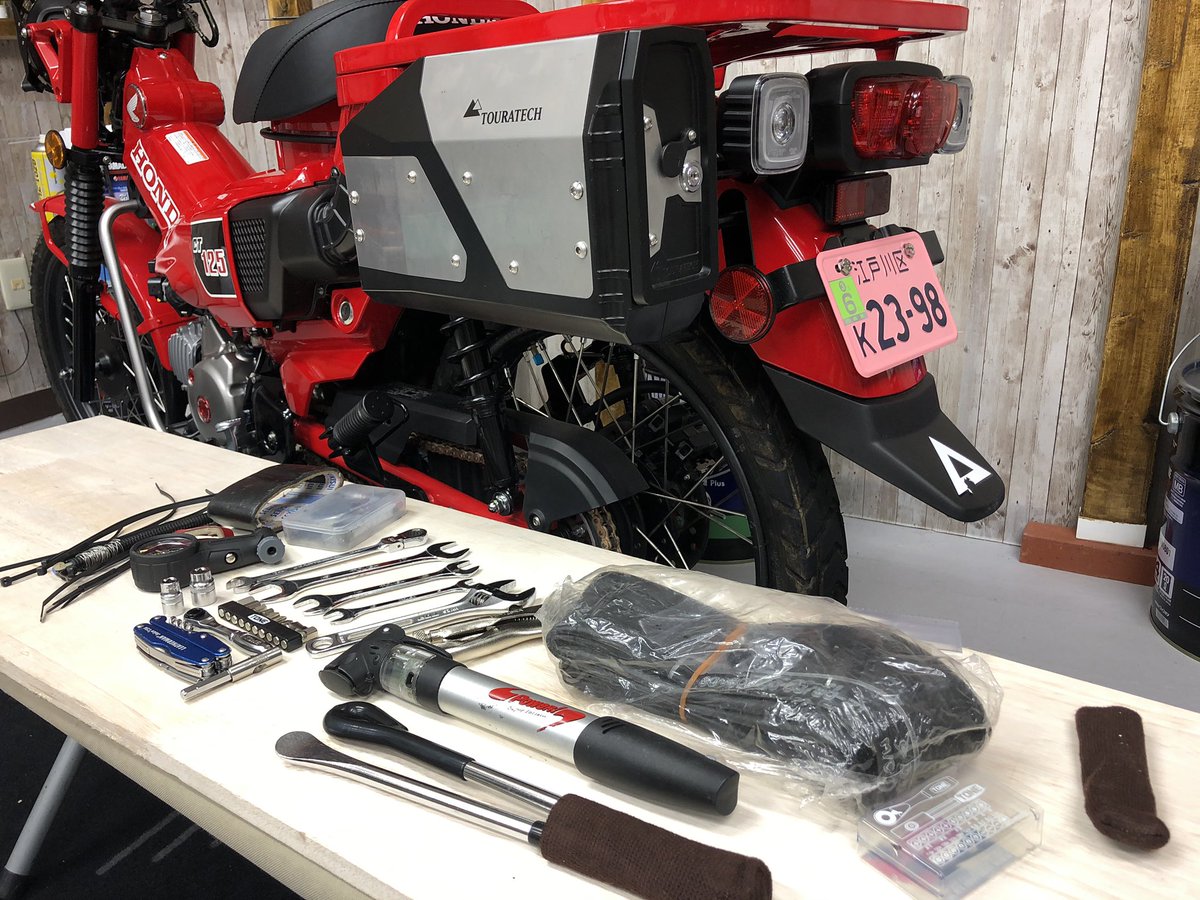 バイクメンテナンスチャンネル No Twitter あついあつい 外へは出ないことにし 引きこもってct125の車載工具を吟味してました 19mmのメガネレンチを入れるべきか悩み中 替えのチューブは一本のみ 前後同サイズだからね Ct125 ハンターカブ 車載工具