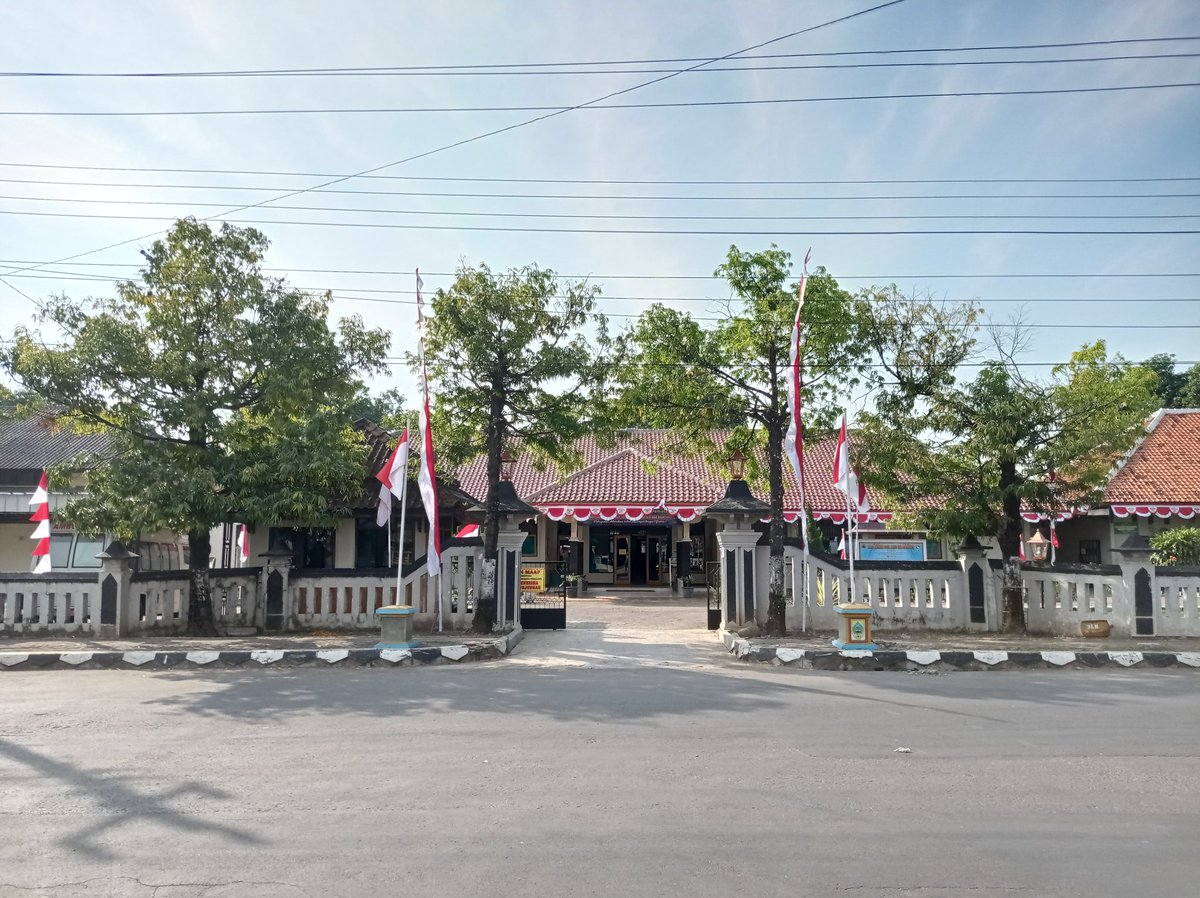 pantibojongbata's tweet image. Mempercantik lingkungan Panti dalam rangka menyambut Hari Ulang Tahun ke 75 Kemerdekaan Republik Indonesia Tahun 2020 di Lingkungan Panti Lansia Bojongbata dan Rumah Pelayanan Sosial Disabilitas Sensorik Netra Dristarastra Pemalang. @dinsosjateng @ganjarpranowo @sarwapramana