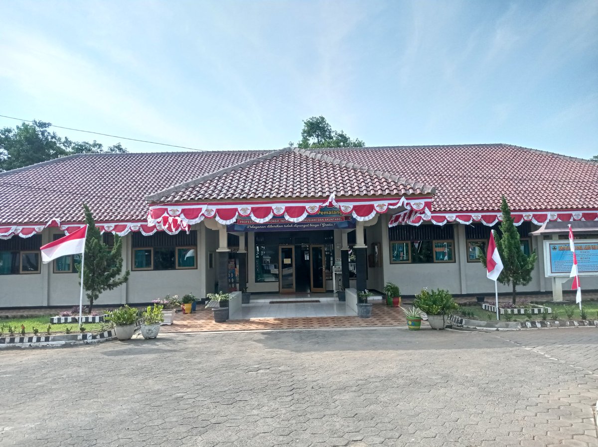 pantibojongbata's tweet image. Mempercantik lingkungan Panti dalam rangka menyambut Hari Ulang Tahun ke 75 Kemerdekaan Republik Indonesia Tahun 2020 di Lingkungan Panti Lansia Bojongbata dan Rumah Pelayanan Sosial Disabilitas Sensorik Netra Dristarastra Pemalang. @dinsosjateng @ganjarpranowo @sarwapramana