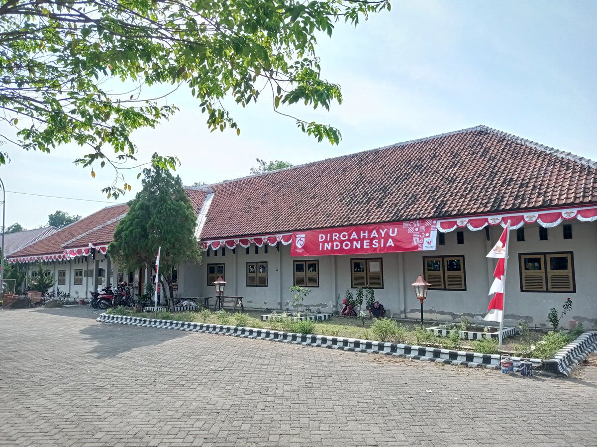 pantibojongbata's tweet image. Mempercantik lingkungan Panti dalam rangka menyambut Hari Ulang Tahun ke 75 Kemerdekaan Republik Indonesia Tahun 2020 di Lingkungan Panti Lansia Bojongbata dan Rumah Pelayanan Sosial Disabilitas Sensorik Netra Dristarastra Pemalang. @dinsosjateng @ganjarpranowo @sarwapramana