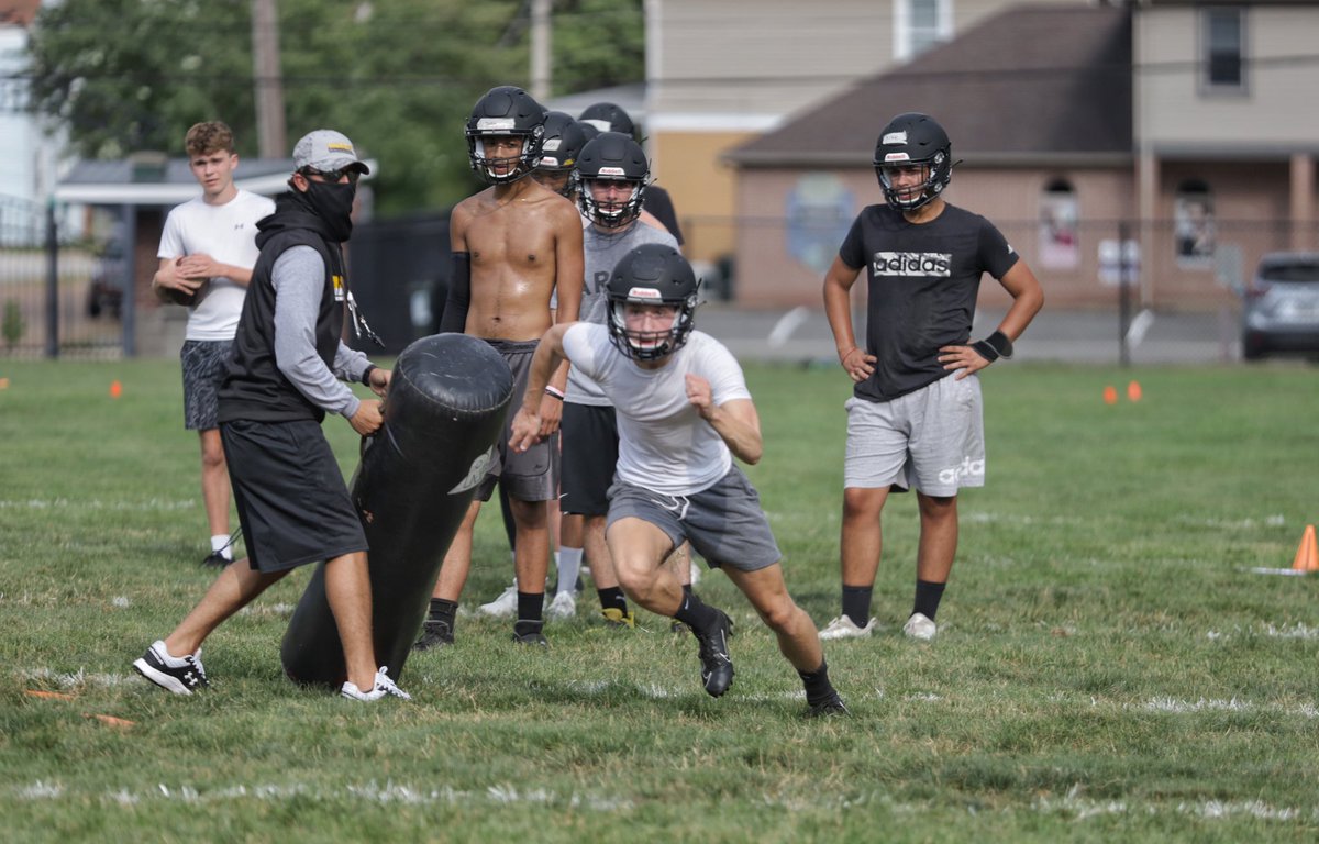 Good work this week with my brothers <a href="/RvRaidersFB/">Riverview Football</a> 🖤💛