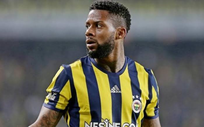 Bir adam vardı...
Türkiye'de Fenerden başka takımda oynamam dedi...
Beşiktaş'a transfer oldu...
Sözünü tuttu...
Harbiden oynamadı aq oğlu...