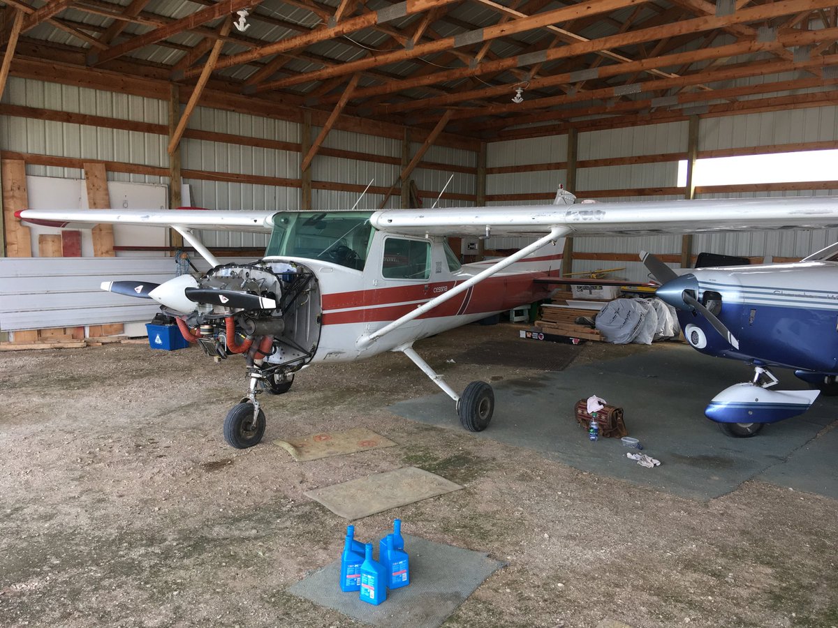 GSarty's tweet image. 25 hours on the new-to-me engine. Time for an oil change. (Way easier than changing the oil in a car!)