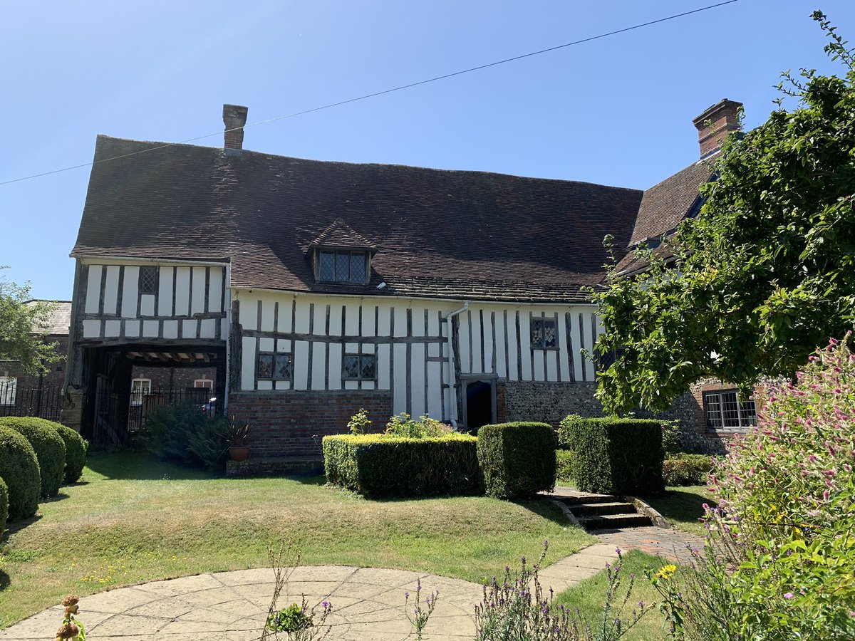 A property once owned by Anne of Cleves - & indeed Thomas Cromwell - makes for a deliciously inappropriate place for a wedding reception. (And if you fancy hiring it, please do contact  @sussex_society. By arrangement...)