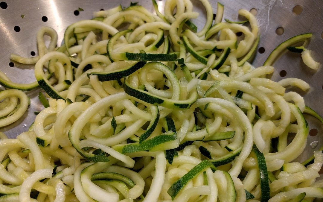 Una de los ingredientes que más se echa de menos en las dietas #lowcarb es la pasta. Por eso te traemos la mejor alternativa, el calabacín.⁣⁣
⁣⁣
¡Prueba esta deliciosa receta! Son perfectos para la #isodieta. 

recetaslowcarb.com/recetas/pasta-…