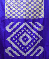 airnews_hyd's tweet image. 1905లో స్వదేశీ ఉద్యమం ప్రారంభమైన రోజునే జాతీయ చేనేత దినోత్సవం జరుపుకుంటున్నాం. దేశీయ వస్త్ర సంపదకు నివాళి అర్పించి, చేనేత రంగంలో కార్మికులు, కళాకారులను ఆదుకోవడం ముఖ్యమన్న విషయం తెలియచేయడమే ఈ రోజు ఉద్దేశ్యం. @TexMinIndia #Vocal4Handmade #Vocal4Handloom #handloomday #Handloom