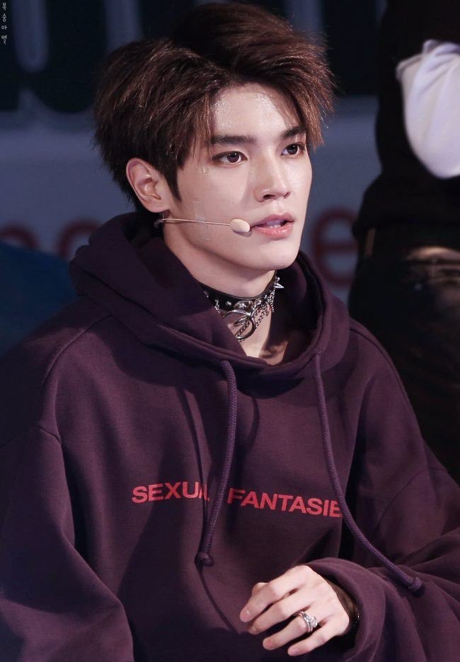 I present to you a thread of Taeyong in chokers