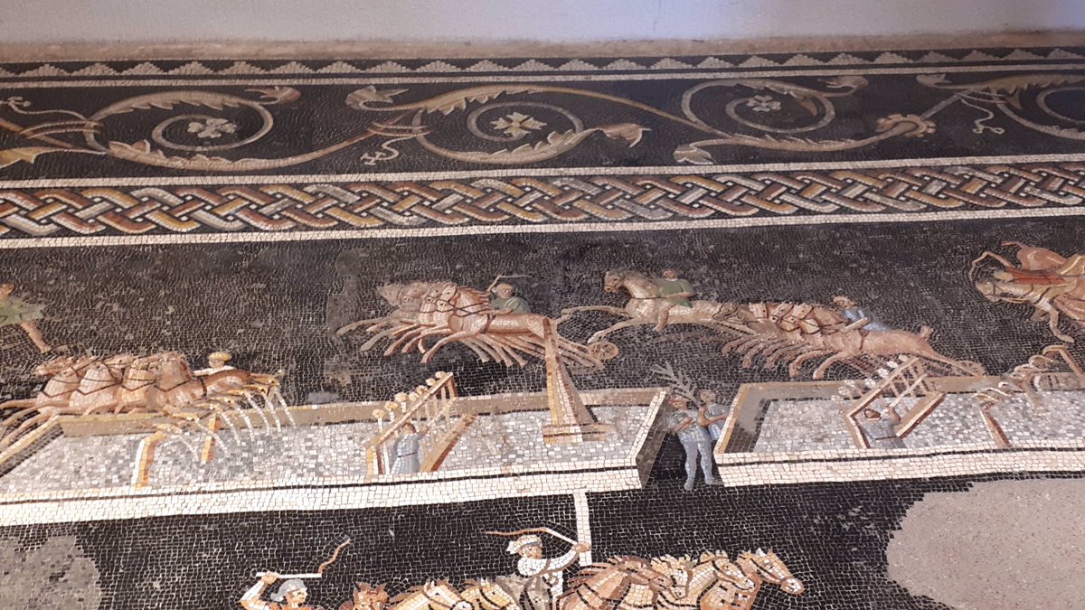 Non era quindi ‘ai margini’ della città come il circo di Milano, di Ravenna o Valencia ma nel pieno centro. Non aveva grandi dimensioni (325mt) ma era costruito in muratura, calcestruzzo e con fine decorazioni a differenza di altre città che si limitavano a strutture in legno. 4/