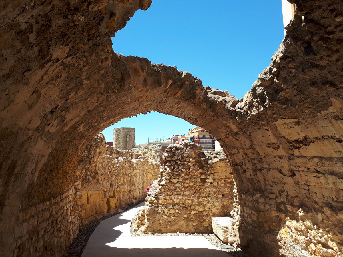 La meritoria opera degli archeologi ha riportato alla luce e reso visitabile il lato curvo verso Oriente con le gradinate e alcuni archi, demolendo alcuni palazzi sorti nel secolo XIX 6/
