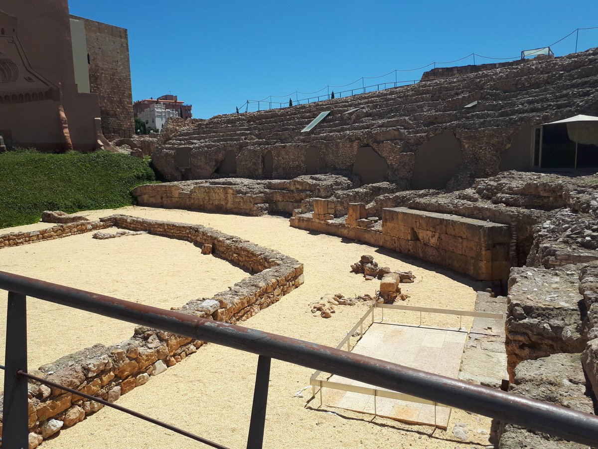 La meritoria opera degli archeologi ha riportato alla luce e reso visitabile il lato curvo verso Oriente con le gradinate e alcuni archi, demolendo alcuni palazzi sorti nel secolo XIX 6/