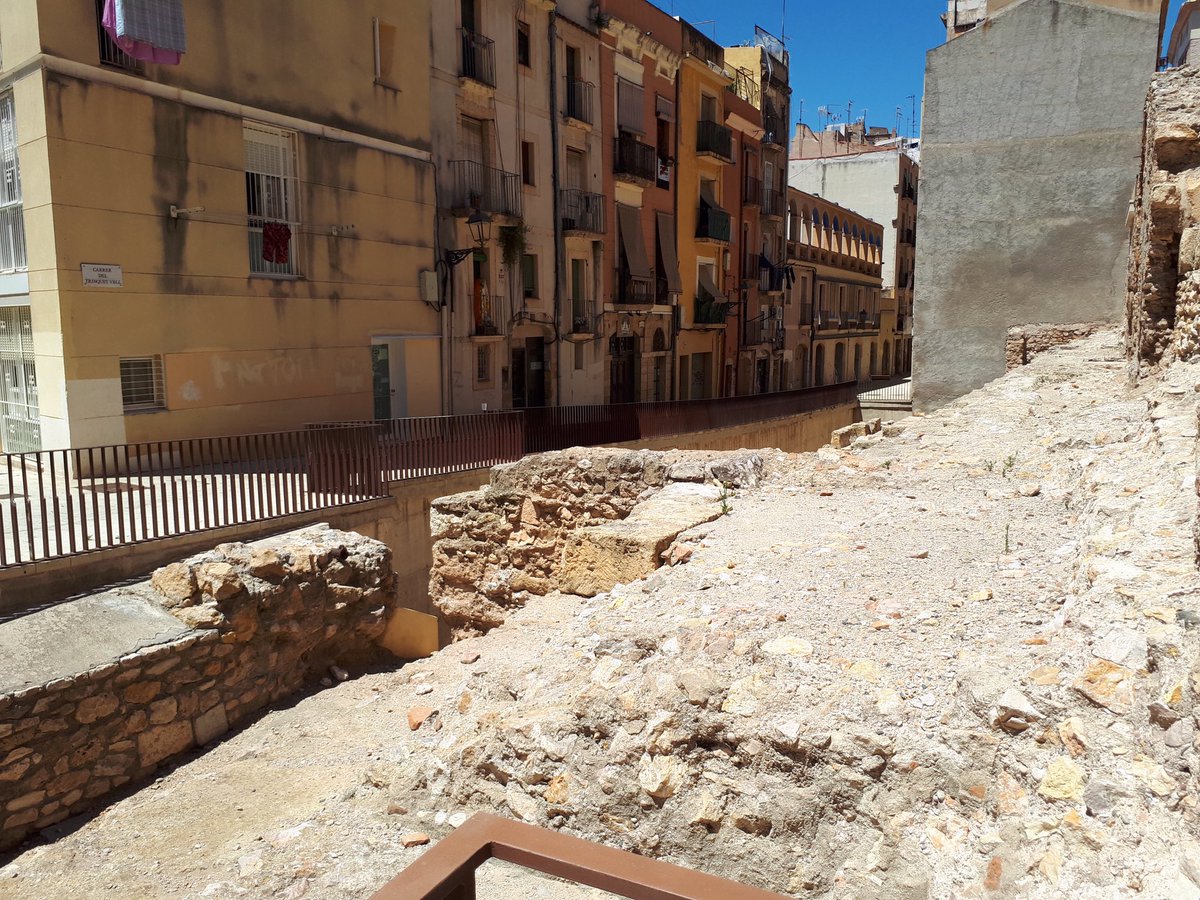 E con una piacevole camminata si possono individuare i resti del circo dell’altro lato lungo, quello verso la parte alta, che appaiono qua e là fra le strade e i palazzi del centro 8/